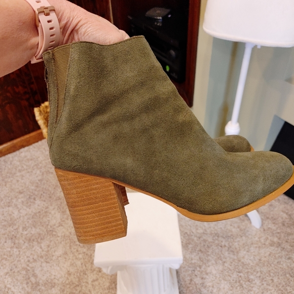 URBAN OUTFITTERS SHORT SUEDE BOOT, MOSS 9 - Picture 3 of 14